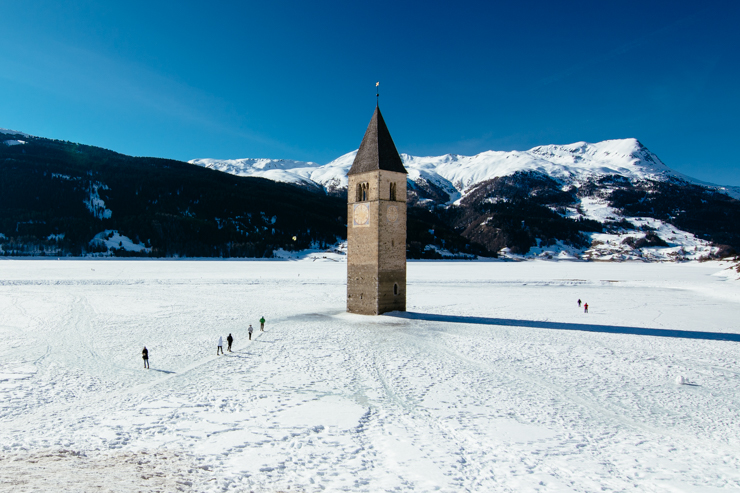 campanile curon lago ghiacciato