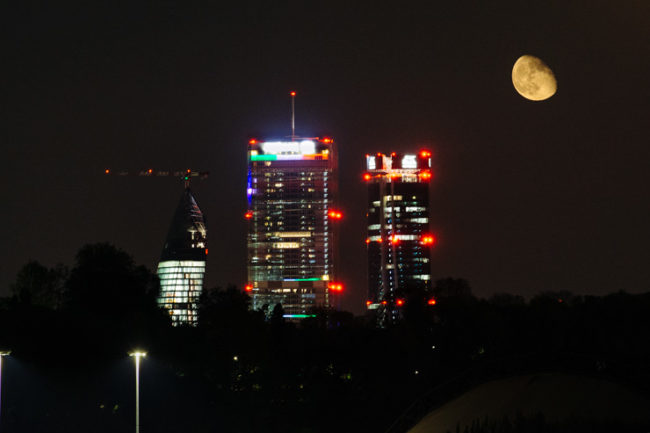 Spettacolo notturno della Skyline di Milano
